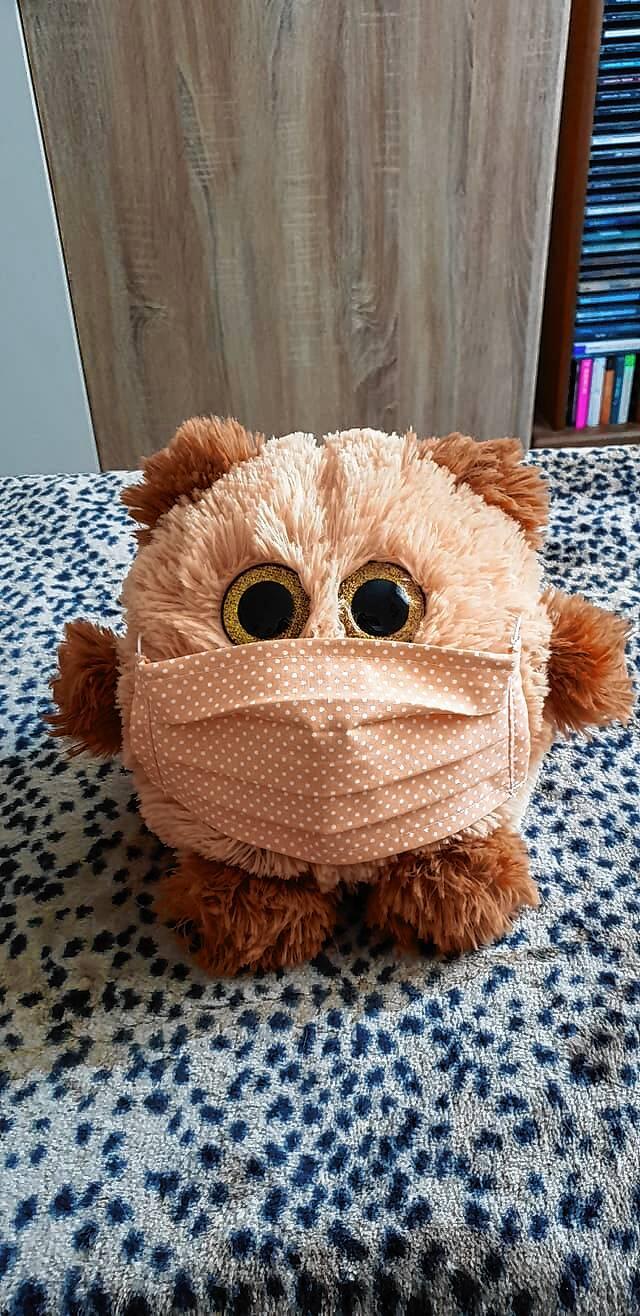Dieses Kuscheltier von Facebook-Nutzerin Buffy Benzing hat eine Maske im passenden Farbton spendiert bekommen.