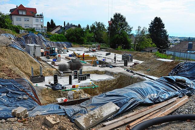 Auch an der Jakob-Gretser-Grundschule gehen die Arbeiten für die neue Sporthalle voran. Das Gelände ist inzwischen weitgehend umgegraben.