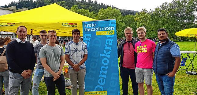Henri Falkenstein (Dritter von Links) im Bundestagswahlkampf mit FDP-Kandidat Jareem Khawaja (Mitte).