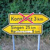 Sind die Verkehrslenker selbst verwirrt? Bei der nördlichen Ausfahrt der Waldsiedlung an der L220 ist Konstanz gestrichen, weil man dort ...