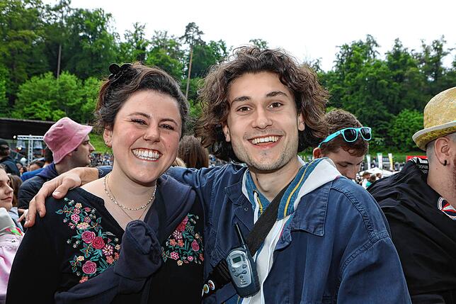 Bild 23: Strahlende Festival-Fans! Am ersten Nachmittag steigt die Stimmung
