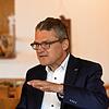 Sicherheitsexperte Roderich Kiesewetter (CDU) beim Gespräch im Obstbaubetrieb Fuchshof in Konstanz, wo er bei einer Veranstaltung sprach.