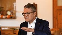 Sicherheitsexperte Roderich Kiesewetter (CDU) beim Gespräch im Obstbaubetrieb Fuchshof in Konstanz, wo er bei einer Veranstaltung sprach.