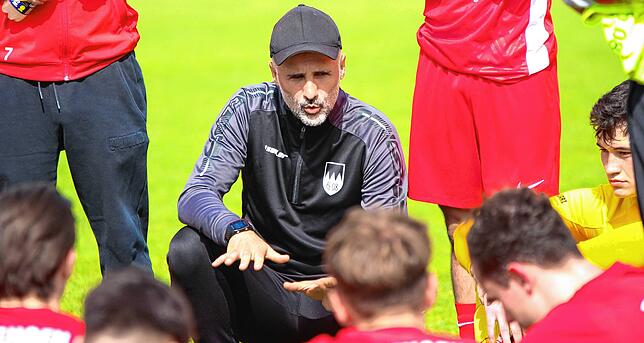 Trainer Erkan Kanli vom FC Tiengen 08 ist stolz: „Mir war es immer wichtig, eine Mannschaft zu formen, die als Team zusammenhält und den ...
