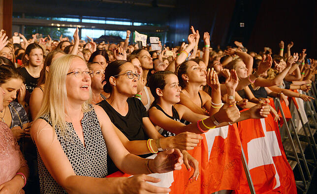 2900 Besucher drängten sich am Samstagabend beim Konzert von Michael Patrick Kelly vor der Bühne im Hugo-Eckener-Saal des ...
