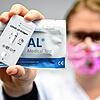 Ein negativer Test auf das Coronavirus Sars-CoV-2: Die Hochrheinkommission befürchtet, dass auch Grenzgänger künftig von einer ...