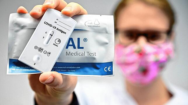 Ein negativer Test auf das Coronavirus Sars-CoV-2: Die Hochrheinkommission befürchtet, dass auch Grenzgänger künftig von einer ...
