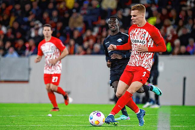Freiburgs Philipp Lienhart (r) am Ball.