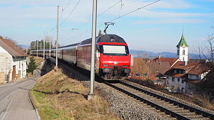 Auf einem Damm mitten durchs Dorf verläuft die Bahnstrecke in Lottstetten. Viel Platz für ein zweites Gleis ist nicht vorhanden.