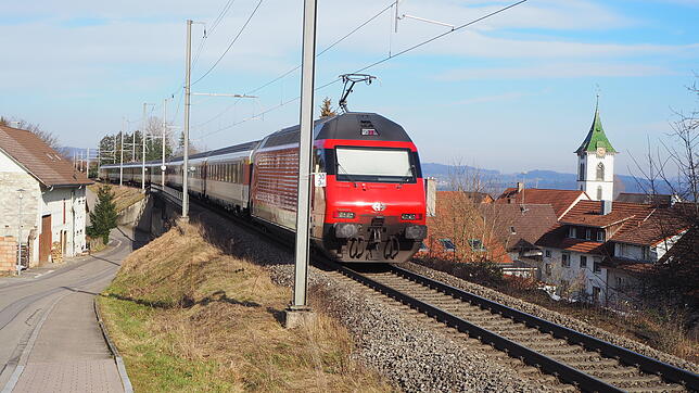 Auf einem Damm mitten durchs Dorf verläuft die Bahnstrecke in Lottstetten. Viel Platz für ein zweites Gleis ist nicht vorhanden.