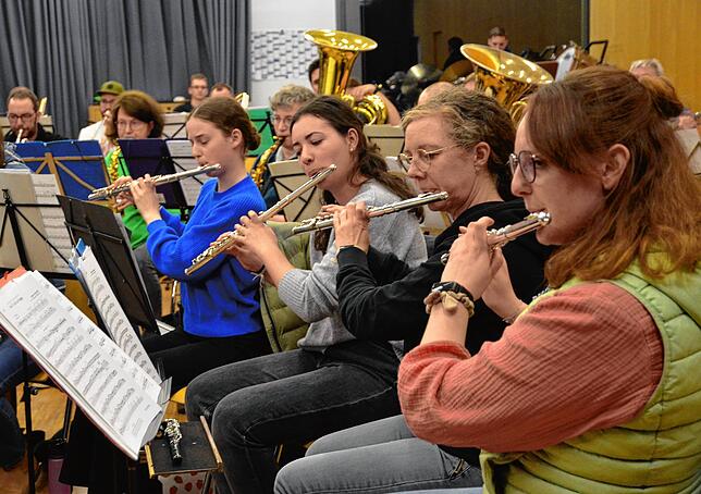 Großen Probenfleiß attestiert Dirigent Reiner Hobe den Musikern der Stadtkapelle.