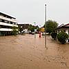 Am 26. Juni 2024 wurde der Oberteuringer Kernort von einem Starkregen überflutet. Auch die Sparkasse (rechts) stand unter Wasser. Mit ...