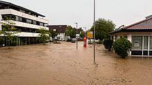 Am 26. Juni 2024 wurde der Oberteuringer Kernort von einem Starkregen überflutet. Auch die Sparkasse (rechts) stand unter Wasser. Mit ...