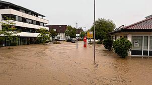 Am 26. Juni 2024 wurde der Oberteuringer Kernort von einem Starkregen überflutet. Auch die Sparkasse (rechts) stand unter Wasser. Mit ...