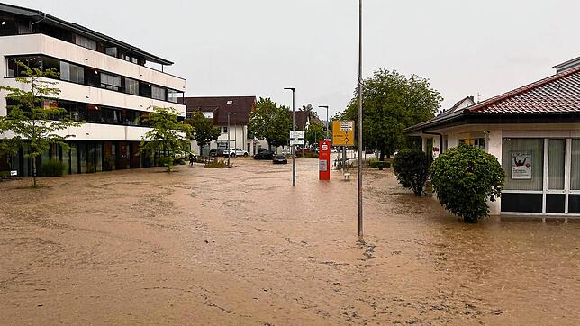 Am 26. Juni 2024 wurde der Oberteuringer Kernort von einem Starkregen überflutet. Auch die Sparkasse (rechts) stand unter Wasser. Mit ...