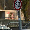 Achtung: Rasen ist vorbei, jetzt Tempo 30 am Bannweg. Bild: Andreas Gerber