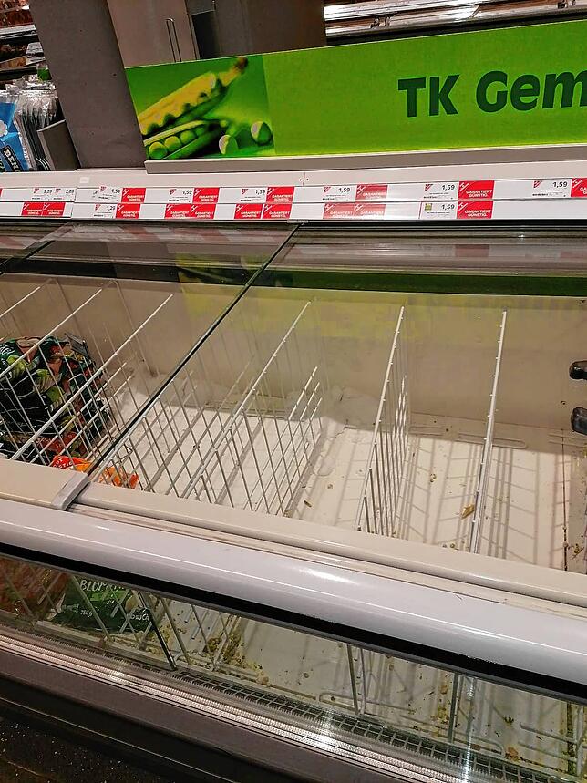 Eine SÜDKURIER-Leserin dokumentiert die leeren Regale und Kühltruhen in einem Supermarkt in der Doppelstadt.