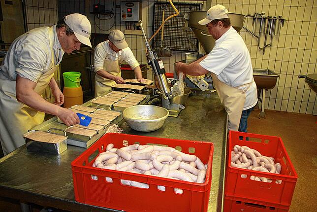 Der verstorbene Fridolin Zugmantel (links) bei der Produktion von Fleischkäs. Geschlachtet wird weiterhin am Schlachthof Überlingen. Die ...