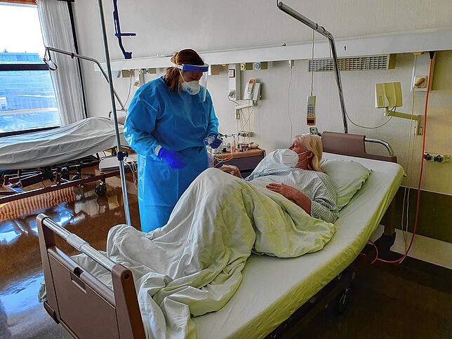 Jeder Corona-Patient braucht mehr Zeit in der Versorgung – allein deshalb, weil Pflegekräfte nach der Arbeit am Bett komplett die ...