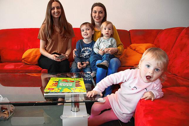 Liliana (vorne) findet den Besuch klasse. Hinten, von links: Anna und Alina mit Mischa und Mia.