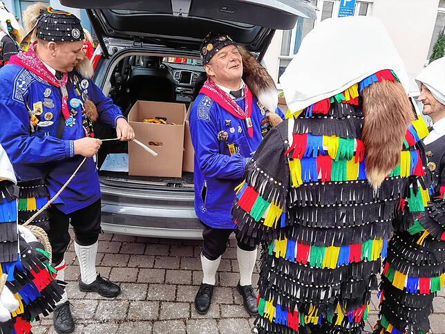 Bevor es losgeht, verteilen Senad Hodzic (links) und Christian Hager rund 800 Diener-Brezeln an die Hänsele.
