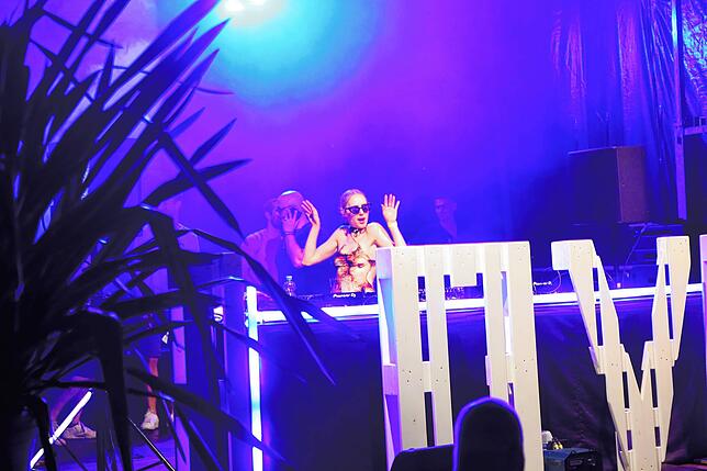 Bild 13: Elektro-Fans versammeln sich am See: Klein Venedig wird am Samstagabend zur Freiluftparty