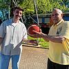 Feridon Golshani (79) hat die Abteilung Basketball des TV Lauchringen gegründet. Jetzt hat er die Verantwortung an seinen Enkel Fabio ...