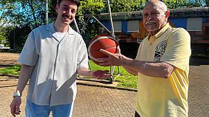 Feridon Golshani (79) hat die Abteilung Basketball des TV Lauchringen gegründet. Jetzt hat er die Verantwortung an seinen Enkel Fabio ...