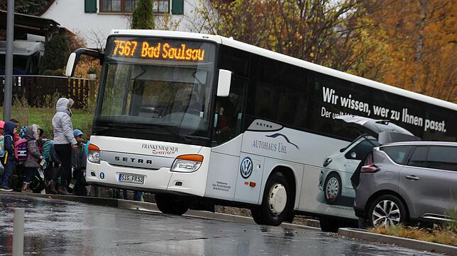Der Fahrer des geparkten SUV musste erstmal im Auto für Ordnung sorgen, währenddessen schlängelte sich der Schulbus bis zur Haltestelle ...