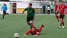 Doppelpack: Philipp Müller (grünes Trikot, gegen Jestettens Pascale Moog) traf beim 3:2-Erfolg des SV Herten doppelt gegen Schlusslicht ...