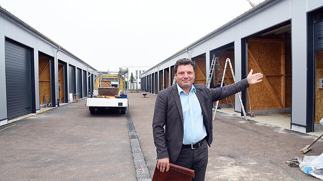 Eugen Eiternik, Immobilien-Unternehmer aus Trossingen, hat auf der Schwenninger Steig den ersten &bdquo;Garagenpark&ldquo; in VS ...