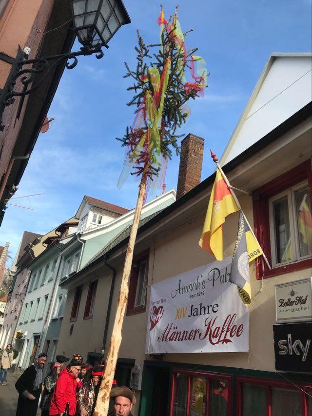 Er steht: Der Narrenbaum vor Anusch&lsquo;s Pub beim 14. Männerkaffee.