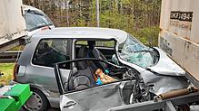 Die Feuerwehr holt den Fahrer über die Beifahrertür aus dem Auto.