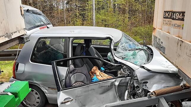 Die Feuerwehr holt den Fahrer über die Beifahrertür aus dem Auto.