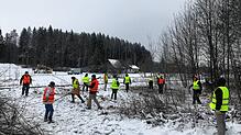Mitglieder des Fördervereins Ablachtalbahn rodeten entlang der Bahnstrecke. Dies ist eine der vorbereitenden Arbeiten, damit im Sommer ...