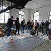Architekt Sascha Daschmann (links) zeigt Bürgermeister Georg Riedmann, Vertretern des Gemeinderates sowie den Investoren den aktuellen ...