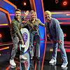 In der Spielarena: Hannah Schedler mit ihrem Spielpartner Thore Schölermann (links) und dem Moderator Ross Antony.