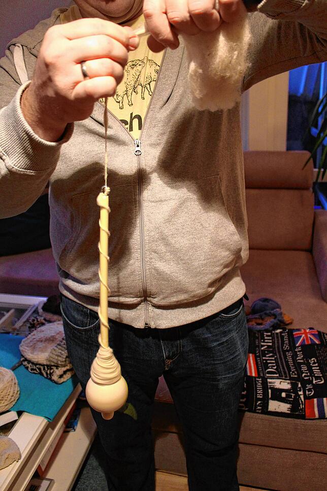 Erfordert etwas Übung, gibt aber ein Gefühl für das Material: Die Arbeit mit der Handspindel.