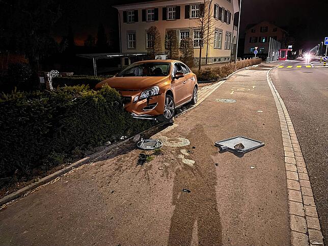 Ein alkoholisierter Autofahrer navigierte sein Auto in eine Hecke.