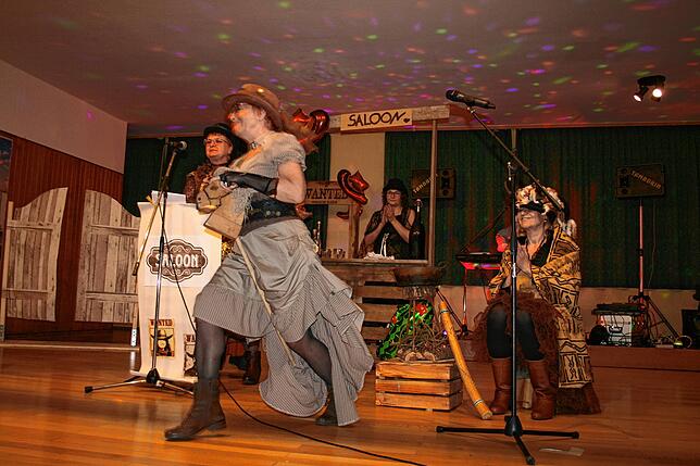 Bild 20: Gasthaus in Aftholderberg im Zeichen der Cowgirls – Schunkeln und Mitsingen beim Weiberball!
