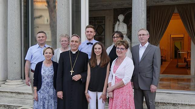 Geschwister und weitere Verwandte haben mit Erzbischof Georg Gänswein dessen 60. Geburtstag in Rom gefeiert. Der Jubilar hat die ...