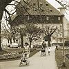 Konstanz in den 60er-Jahren: Mütter schieben Kinderwagen durch den Stadtgarten (im Hintergrund das Konzilgebäude).