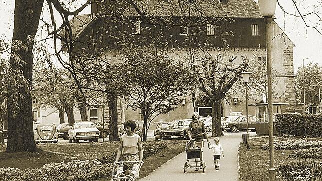 Konstanz in den 60er-Jahren: Mütter schieben Kinderwagen durch den Stadtgarten (im Hintergrund das Konzilgebäude).