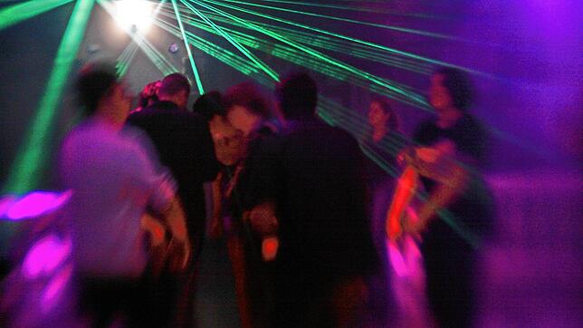 Besucher in einer Discothek: In einigen Schweizer Kantonen entlang der Grenze zu Deutschland gelten nun strengere Regeln, um das Risiko ...