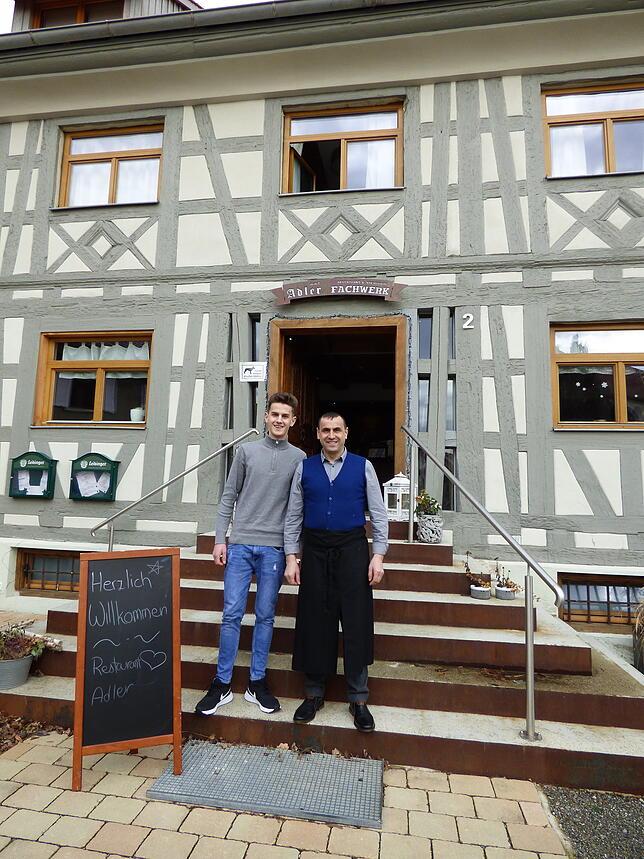 Hisen Asani und sein Sohn Artan: Die neuen Pächter laden ihre Gäste am Samstag, 15. Februar, ab 14 Uhr zu einem Kennenlern-Nachmittag ein.