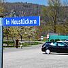 Die Parkplätze beim Sportplatz (Bild) und Strandbad werden über Ostern gesperrt. Im Hintergrund links ist der Weg zum Naturschutzgebiet ...