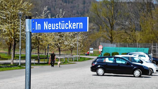 Die Parkplätze beim Sportplatz (Bild) und Strandbad werden über Ostern gesperrt. Im Hintergrund links ist der Weg zum Naturschutzgebiet ...