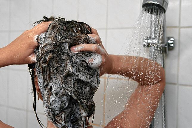 Der und auch die Durchschnittsdeutsche steht sechs bis elf Minuten unter der Dusche – da sind schnell 100 Liter Wasser weg.