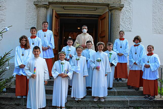 Sieben Erstkommunikanten empfingen in der St.-Genesius-Kirche in Riedböhringen ihre erste Heilige Kommunion (dritte Reihe hinten von ...