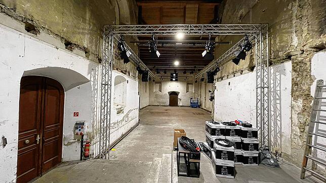 Das Innenleben der ehemaligen Kapuzinerkirche: Der gefährdete Dachstuhl darüber war bereits für die Landesgartenschau gesichert worden. ...